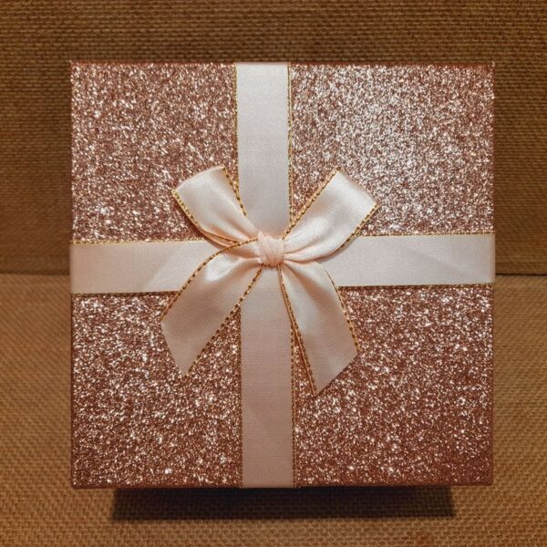 Coffret cadeau rose gold pailleté avec un ruban autour