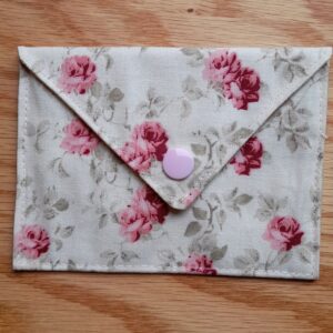 pochette-a-savon-juliette-fleurs-roses-fond-beige-savonnerie-la-mesange-bleue