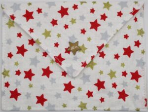 Pochette à savon Marthe, blanche avec de petites étoiles rouges, or et grises et un bouton pression en forme d'étoile et de couleur or