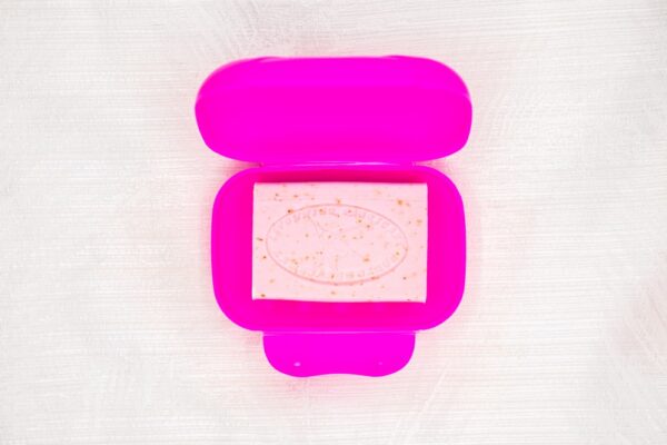Boîte à savon grand modèle de couleur fushia avec un savon rose dedans, sur un fond gris clair