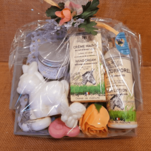 Coffret cadeau emballé contenant divers produits