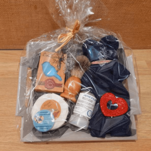 Coffret cadeau emballé contenant divers produits pour homme