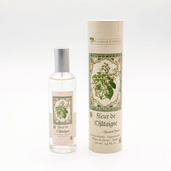 Eau de toilette à la fleur de châtaigne dans un flacon spray en verre et au bouchon argenté avec sa boîte coordonnée, sur un fond blanc