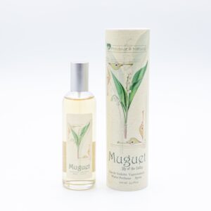 Eau de toilette au muguet dans un flacon spray en verre et au bouchon argenté avec sa boîte coordonnée, sur un fond blanc