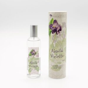 Eau de toilette à la violette dans un flacon spray en verre et au bouchon argenté avec sa boîte coordonnée, sur un fond blanc