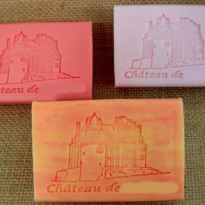 Exemple de personnalisation de 3 savons invités de couleurs différentes pour un château, sur un fond en jute