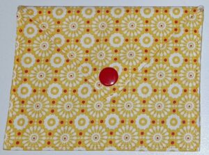 pochette-a-savon-louisette-motif-fleurs-rondes-ton-jaune-savonnerie-la-mesange-bleue