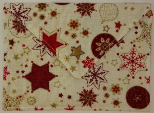 Pochette à savon Thérèse, au motif de Noël rouge et Or : étoiles rouges, boules or. Bouton pression en forme d'étoile de couleur or.
