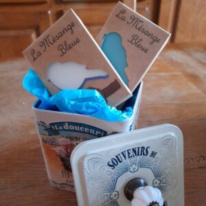 boite-vintage-souvenir-de-normandie-coffret-cadeau-savons-parfumes-la-mesange-bleue-remplie