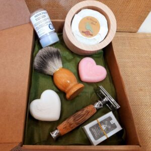 14-coffret-cadeau-homme-rasage-barbe-savon-bol-en-bois-rasoir-lames-blaireau-pierre-d-alun-la-mesange-bleue